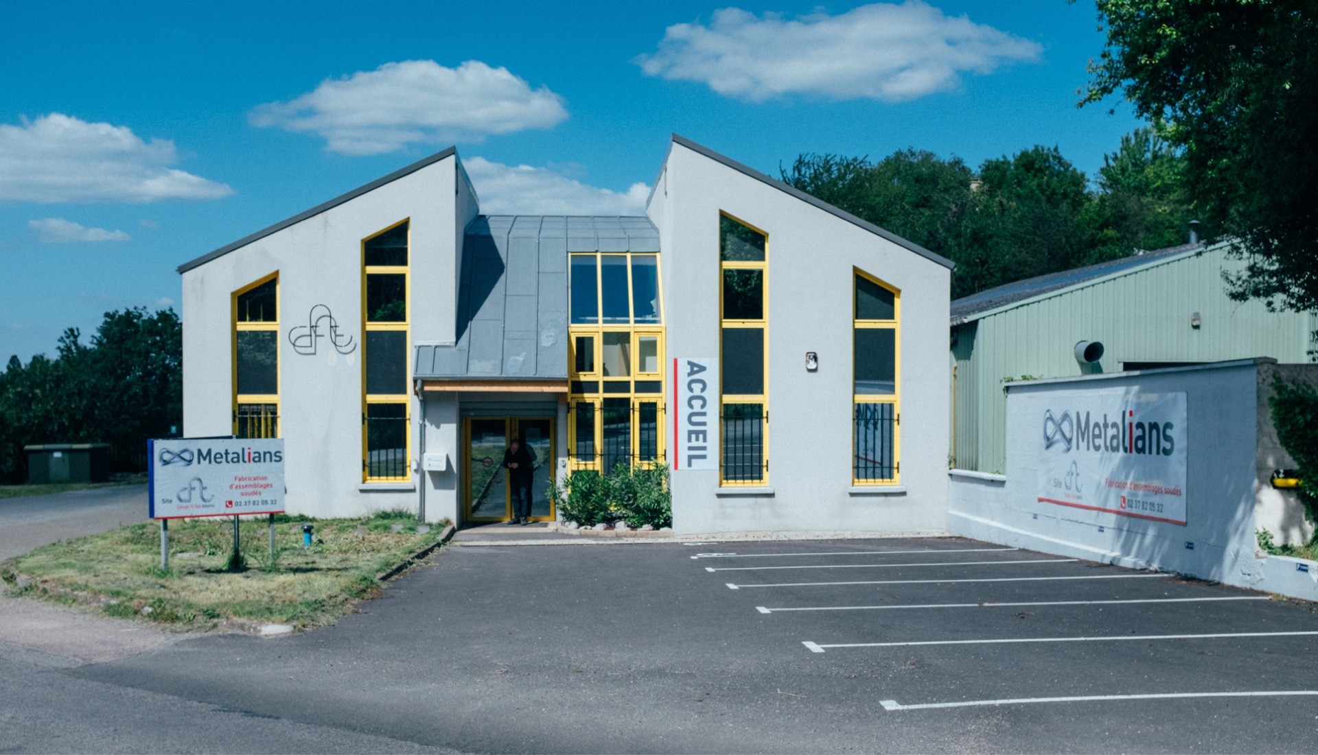 vue-exterieur-site-industrie-CFT Entrée de la société CFT Industrie