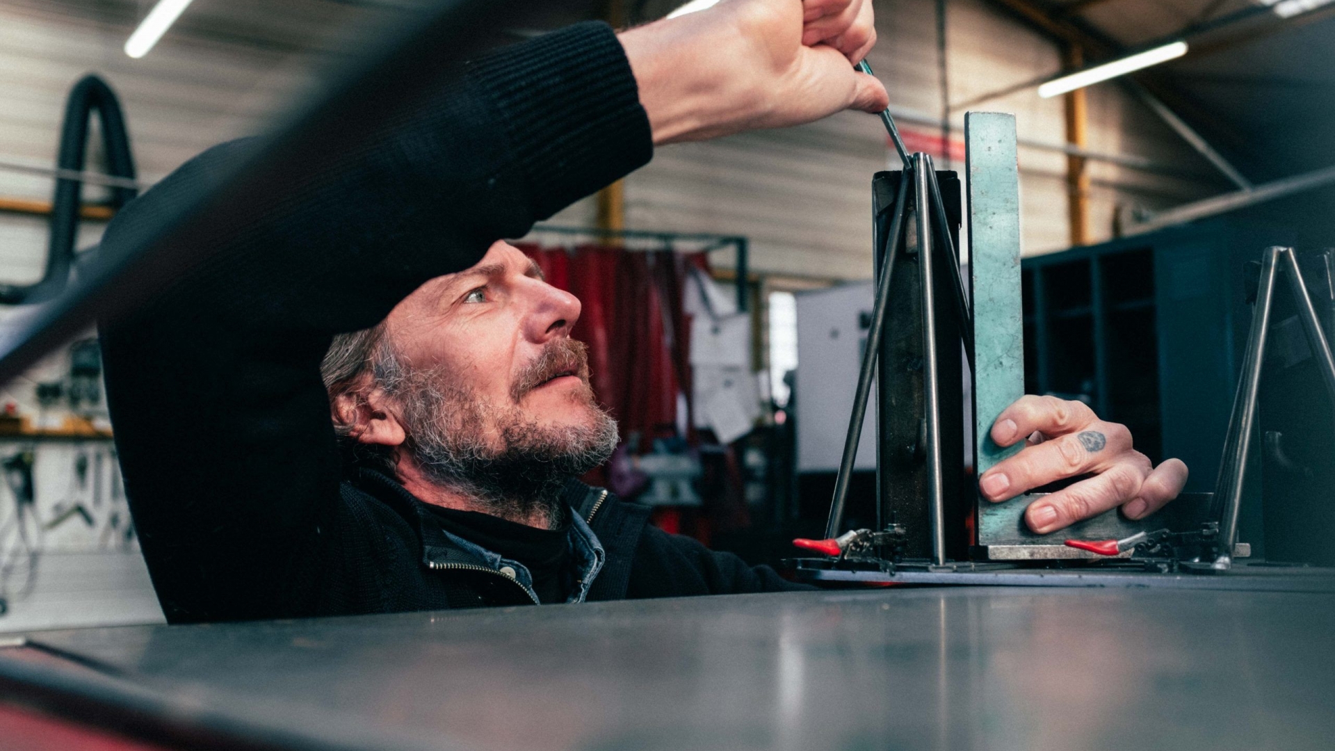 Prototype : assemblage soudé en fil métallique. Un designer contrôle son gabarit chez CFT industrie