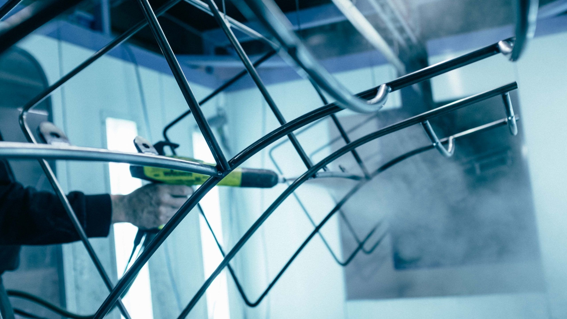 Traitement de surface intégré en cabine de peinture : application poudre époxy.