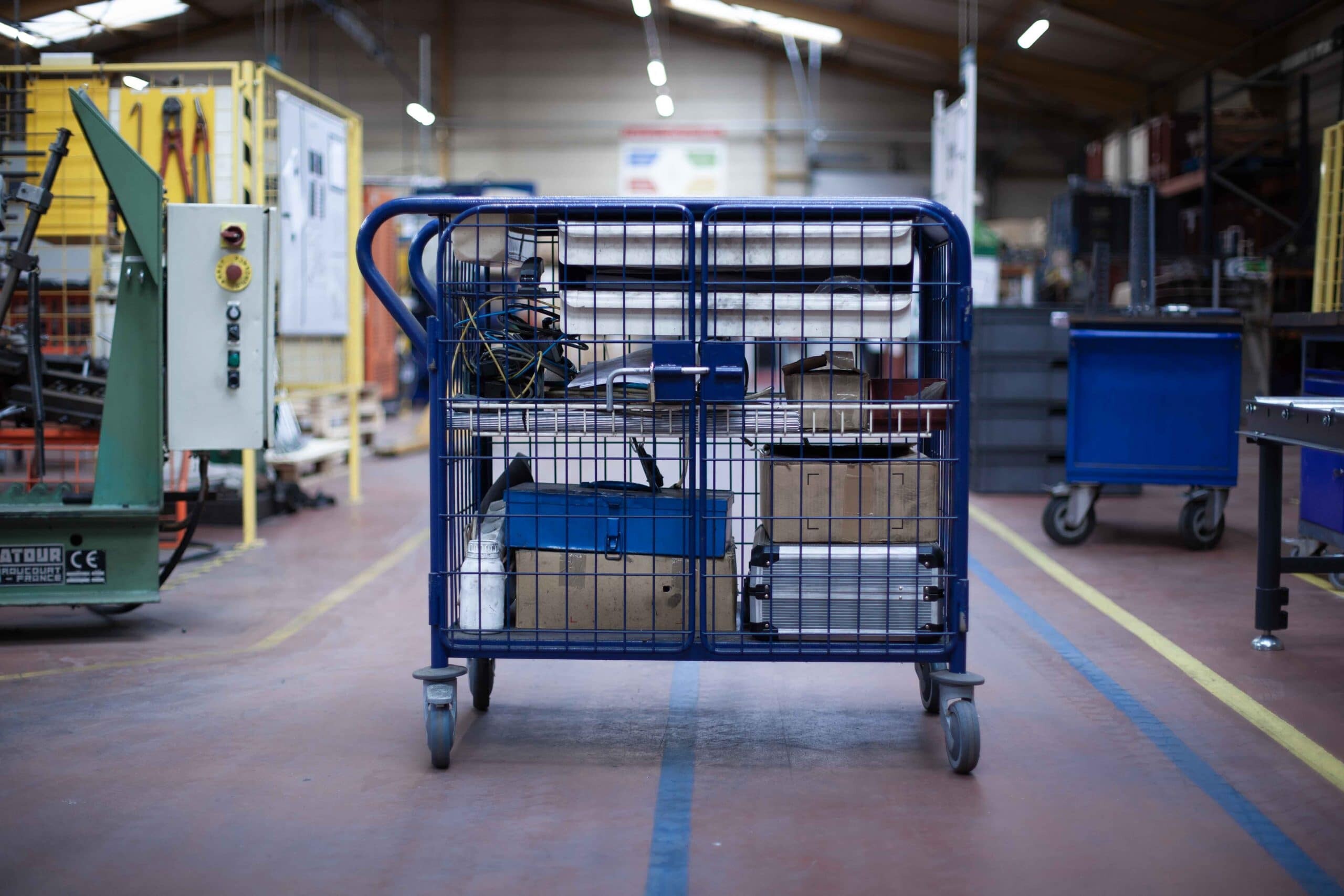 Fabricant de chariots lean Exemple de chariots lean qui fait office de rangement pour l'outillage de l'atelier de production