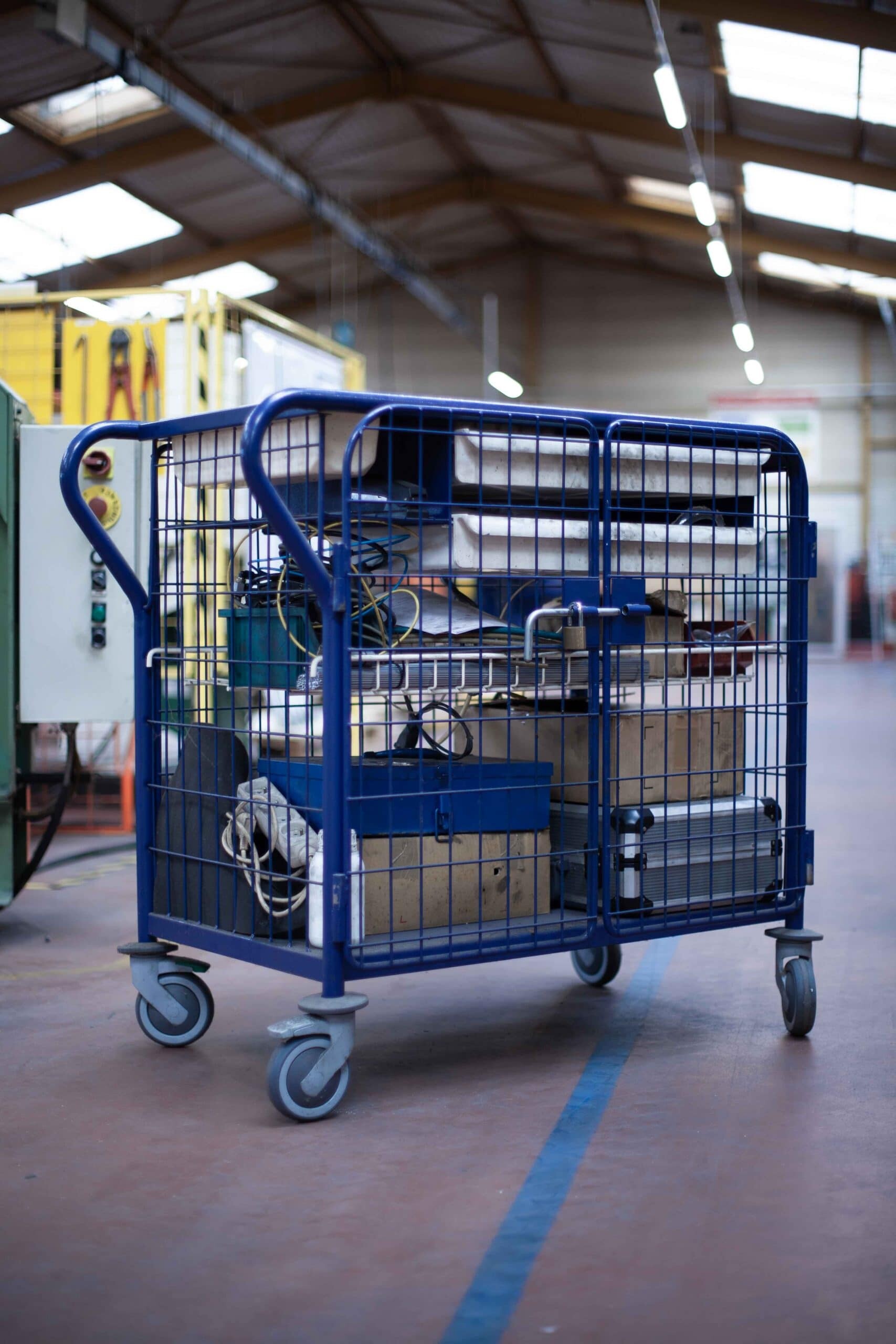 Fabricant de chariots lean Exemple de chariots lean qui fait office de rangement pour l'outillage de l'atelier de production